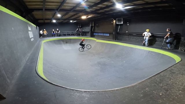 ПРИХАЛИ КАК ТО ФРИРАЙДЕРЫ В СКЕЙТ-ПАРК...