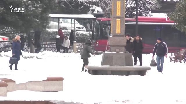 Падающие, поскользнувшись на бакинском льду - [видео] смотреть онлайн