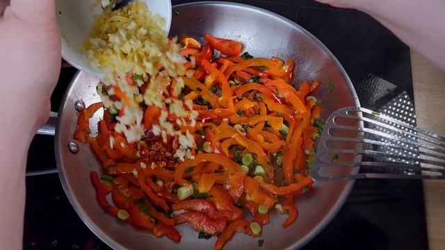 Горячий салат из пекинской капусты.