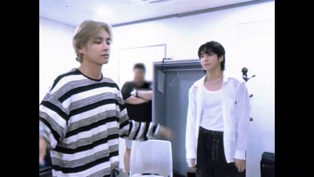 Бэкстейдж шоу:Техён и Чонгук в неожиданной позе!Taehyung and Jungkook in an unexpected pose! смотреть онлайн