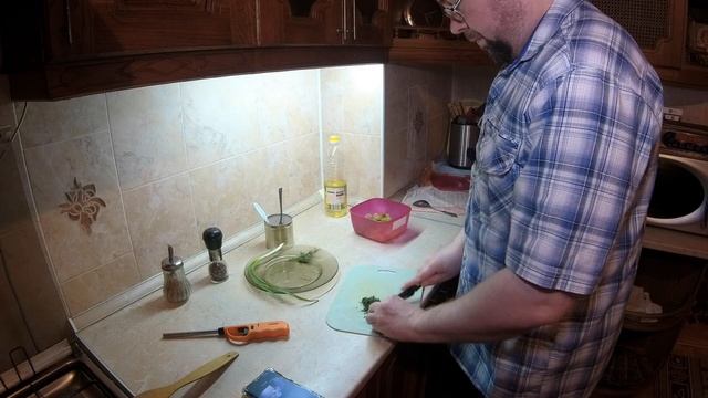 Жареные грибы, горошек и соленый огурец. Салат и не тол смотреть онлайн