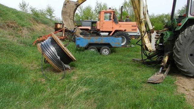 Укладываю кабель и закапываю траншею. Экскаватор ЭО2621