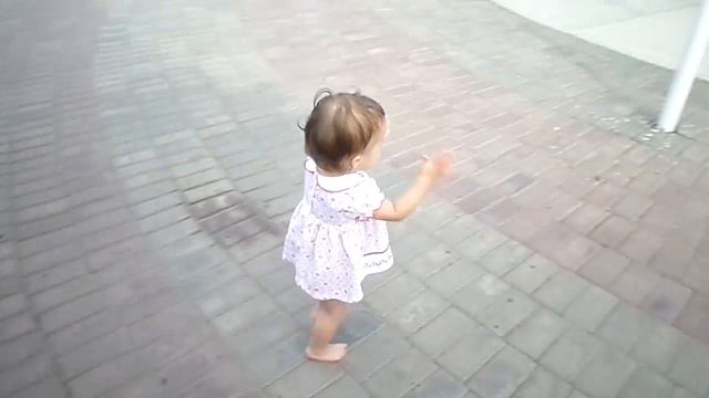 Малышка Ника 1,3 года зажигает в аквапарке смотреть онлайн