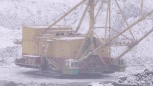 Крупнейшему в России шагающему экскаватору исполнило