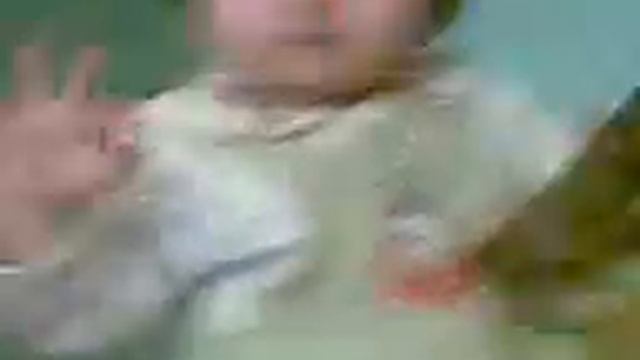 малышка танцует