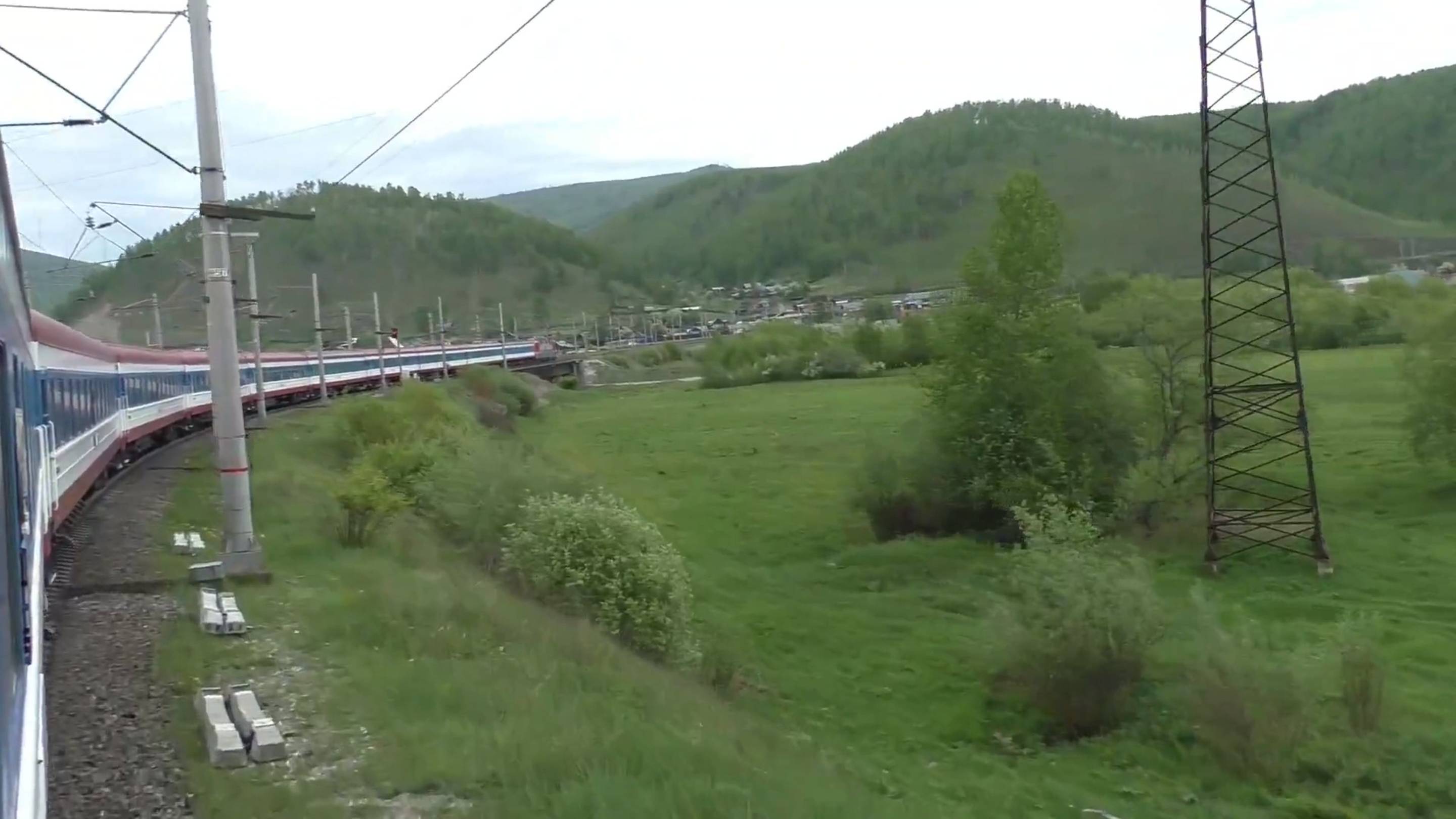 Поездка на монгольском поезде в Сибири | Байкал и Култук - вид из открытого окна поезда смотреть онлайн