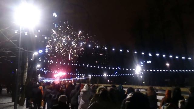 Салют на Новый 2016 Год в Перовском парке Москвы. смотреть онлайн