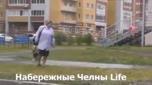 Бабушка не может вывести внука из лужи . Прикол