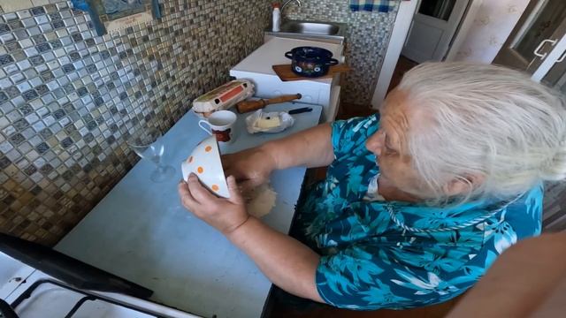 БАБУЛЯ ГОТОВИТ ПЕЛЬМЕНИ С КАРТОШКОЙ