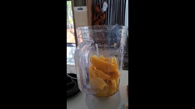 Как приготовить смузи из Манго и Маракуйя. смотреть онлайн