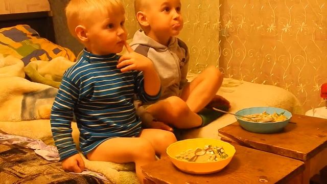 ДЕТКИ КУШАЮТ ЛЮБИМУЮ ОКРОШКУ