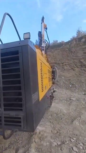 БУРЕНИЕ ВЗРЫВНЫХ СКВАЖИН С ВОДОЙ - JK DRILLING JK810 #бвр #epiroc #z смотреть онлайн