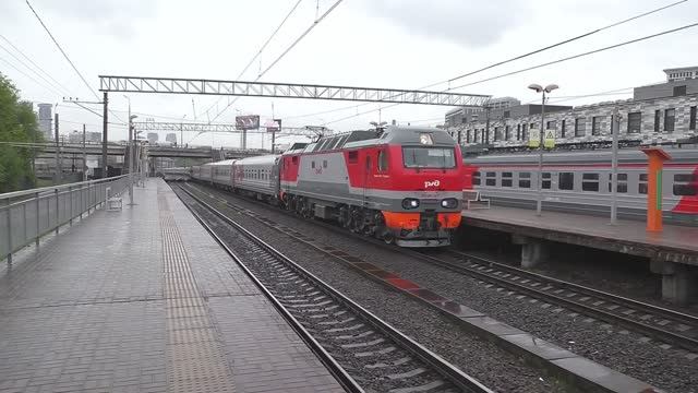 Электровоз ЭП2К-327 (ТЧЭ-6) со скорым поездом №047Й Москва - Балаково. смотреть онлайн