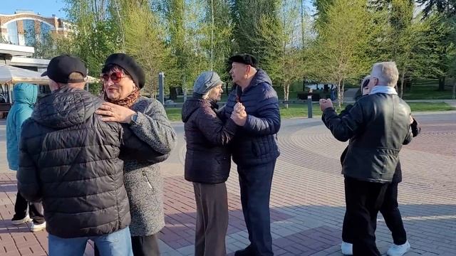 Помнишь, я тебе дарил розы белые... 27.04.25... смотреть онлайн