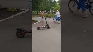 Учимся кататься на электро самокате!