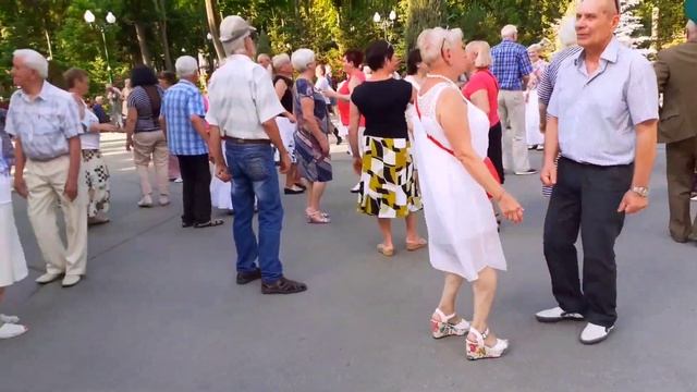 БЕЛАЯ, БЕЛАЯ СИРЕНЬ ОСЫПАЕТСЯ! ТАНЦЫ ХАРЬКОВ СЧАСТЛИВ?