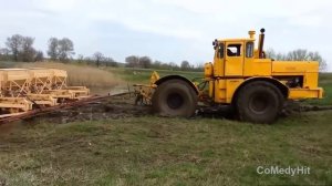 Трактора буксуют в грязи.