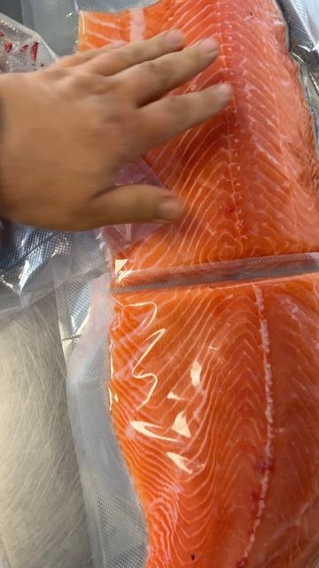 Разделка и упаковка свежего лосося в Рыба Домой.