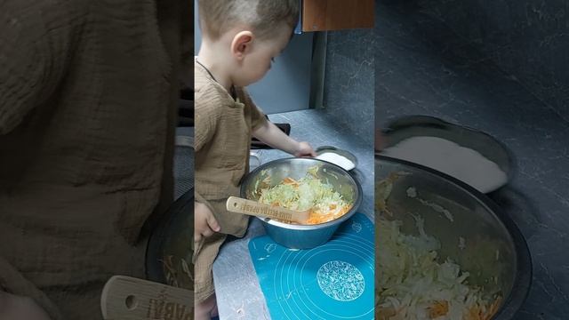 Рецепт кабачковых оладушек от Ромочки
#дети готовят