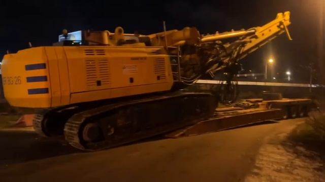 Перевозка буровой Bauer BG26, выгрузка в стесненных услови