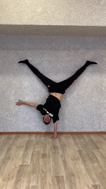 Как научиться стоять на одной руке