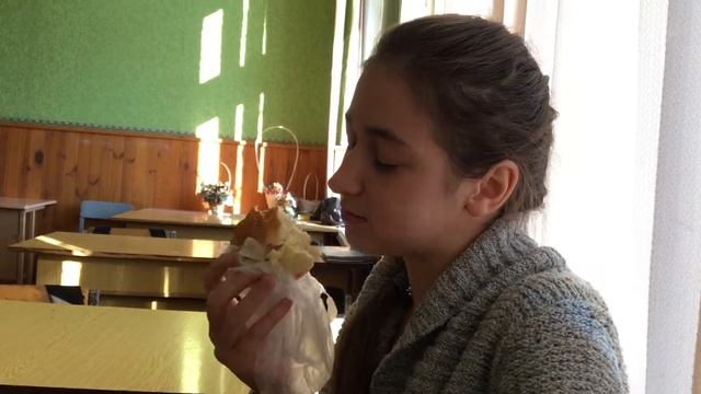 Сексуально ела бутерброд и подавилась смотреть онлайн