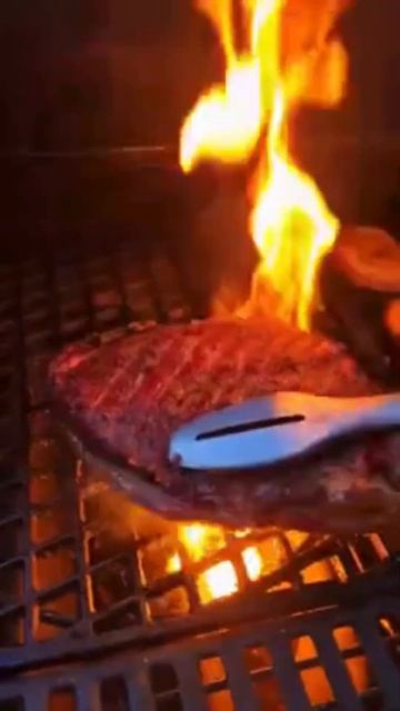 Сочная говяжья грудинка на газовом гриле🥩🔥 смотреть онлайн