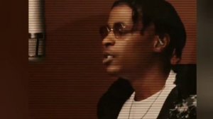 француз без передних зубов исполняет