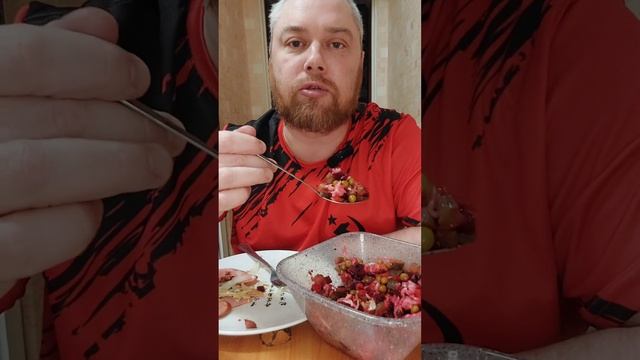 На ужин жареная колбаса с луком и с яйцом. На прекурсор смотреть онлайн