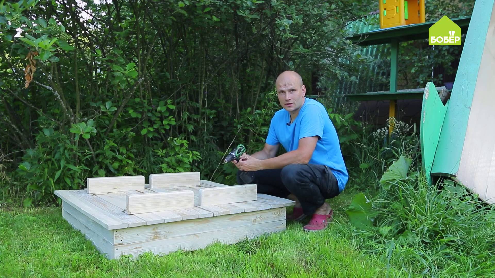 КАНИКУЛЫ НА ДАЧЕ. Деревянная песочница с крышкой-скамейкой. Как сделать песочницу своими руками смотреть онлайн