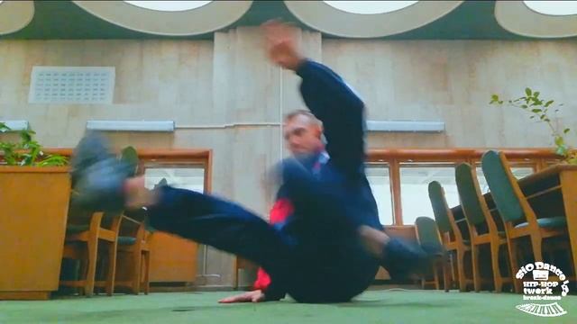 Что он делает? Это же библиотека !