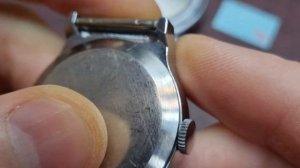 Как открыть крышку хлопушку часов без повреждений.