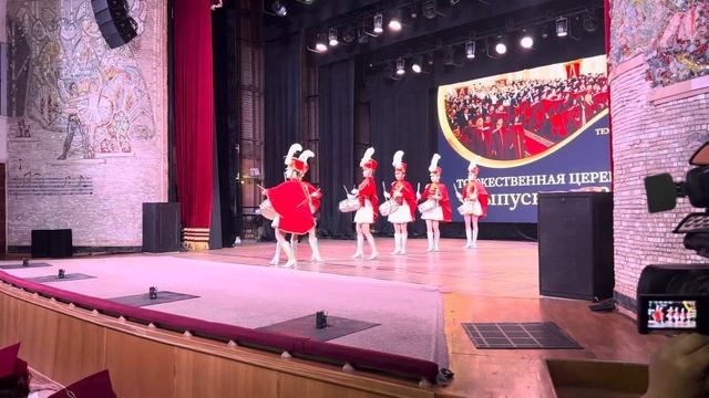 Шоу Барабанщиц EMOTION - церемония вручения диплом выпускникам смотреть онлайн