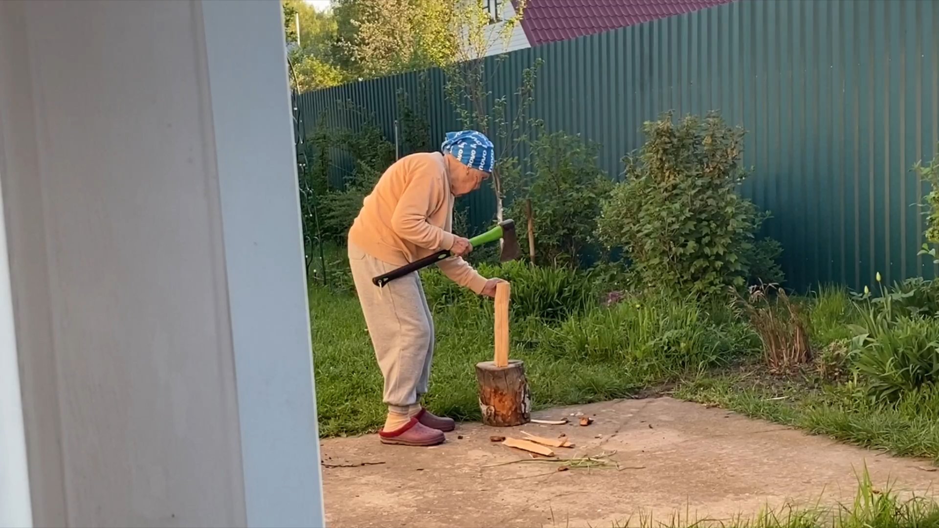 Рубим лес - щепки летят ! Лесорубу 90 лет . смотреть онлайн