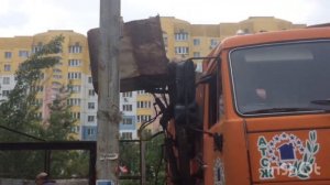 Мусоровоз грузит мусор