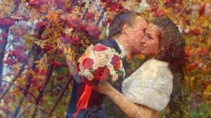По гладким камушкам бежит ручей.