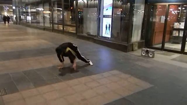 Стокгольм - БРЭКДАНС парня на улице. Прикольно смотреть всем...