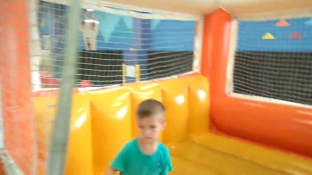 Vlog Детский игровой клуб ЙЕТИ и ДЕТИ Прыгаем на батуте | Entertainment center happy time Trampolin смотреть онлайн