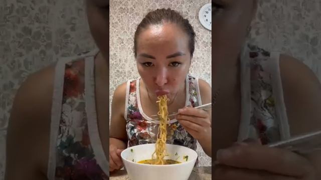 Впервые ем корейскую лапшу Кимчи смотреть онлайн