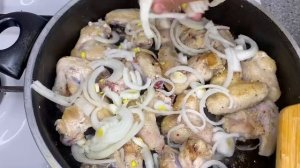 Куриные крылышки и картошка на сковороде очень вкусно