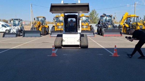 Bull 4SX экскаватор погрузчик, выставка техники Bull