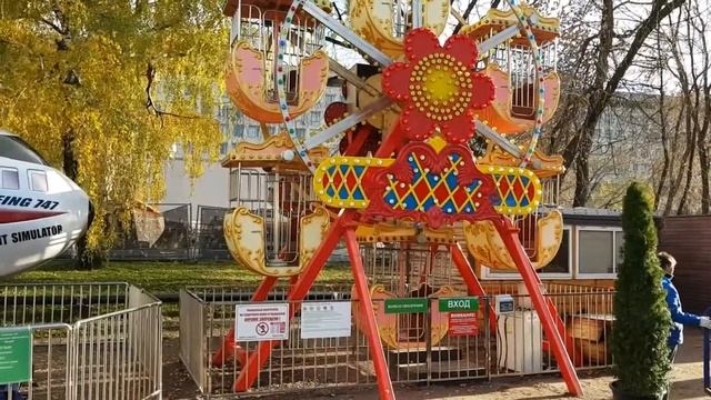 Аттракционы в Парке Горького. Октябрь 2018 смотреть онлайн