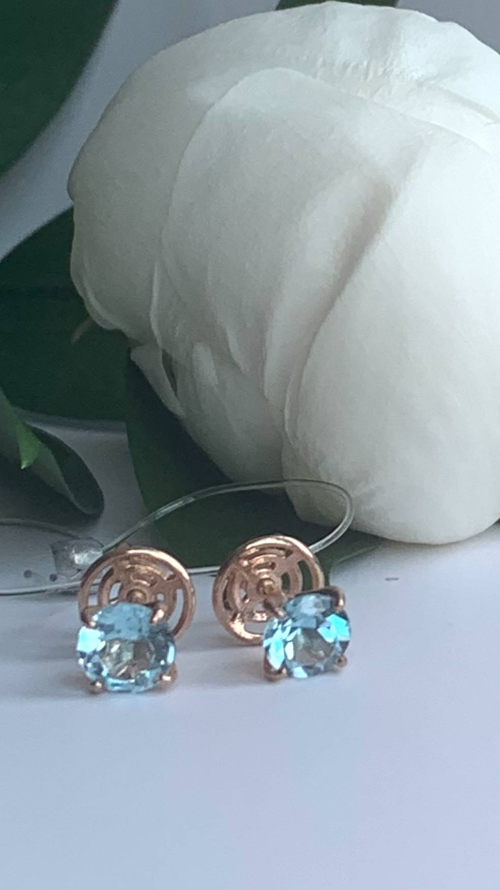 Роскошные пусеты с топазами – сияние в каждой детали!