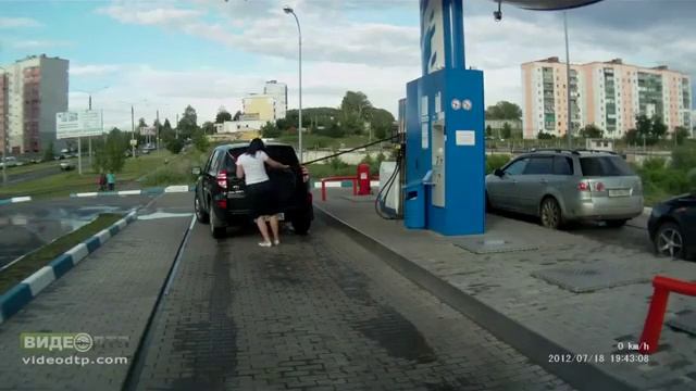 Девушка тупит блондинка на заправке смотреть онлайн