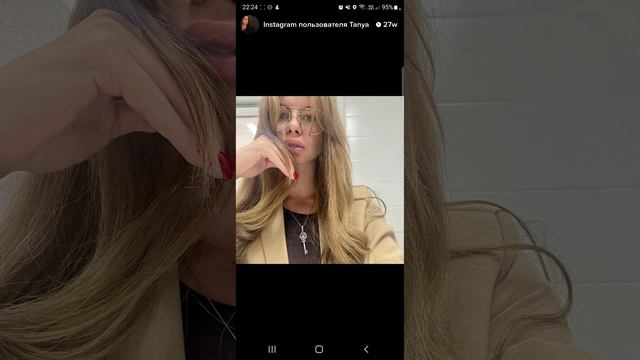 Таня,24г.,анкета Тиндер (Tinder), фото в туалете с айфоном, красивая и молодая) классика))) Руки! смотреть онлайн