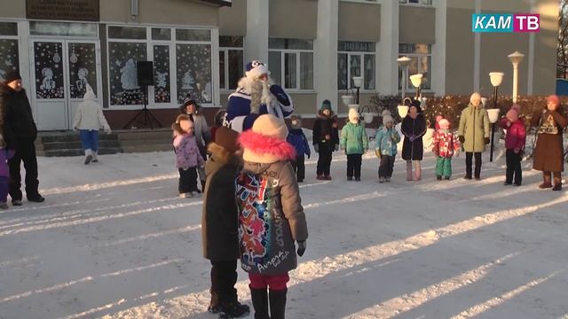 В новогоднем хороводе у ёлки встретились ЦРТДиЮ и дети смотреть онлайн