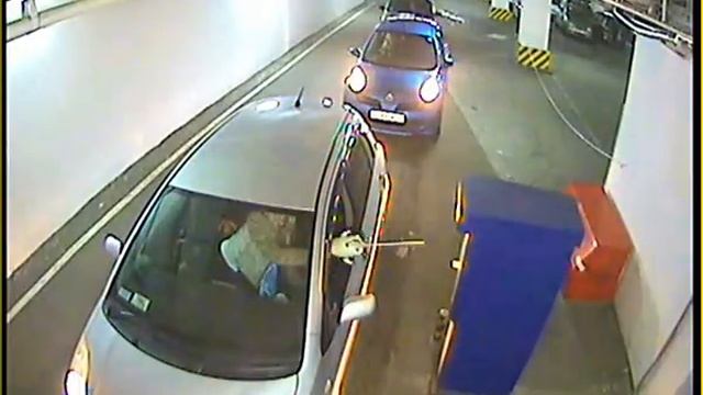 ПРИКОЛ-БЛОНДИНКА НА ПАРКОВКЕ смотреть онлайн
