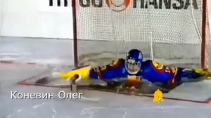 Прикольное видео о хоккее. Смешно до слез. Вратарь ушел под воду.  Смешной момент Невероятно.     衝