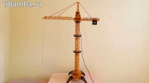 Большой строительный кран на пульте управления