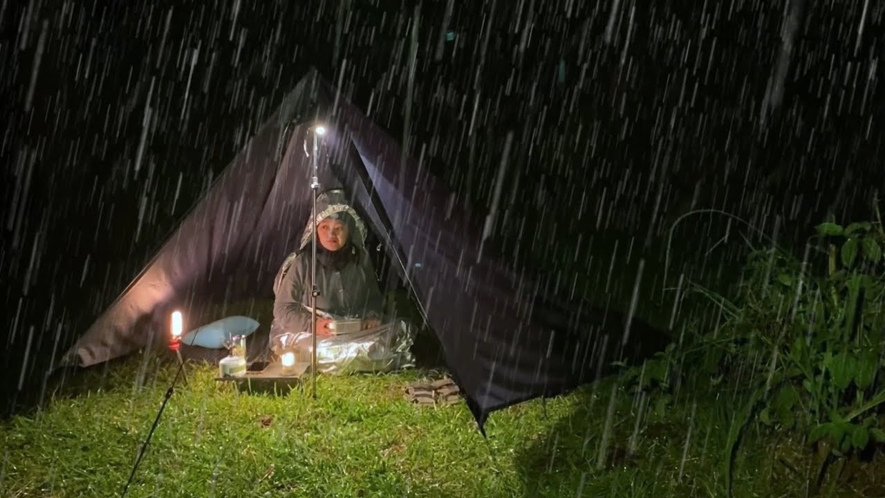 ОДИНОЧНЫЙ ПОХОД ПОД ПРОЛИВНЫМ ДОЖДЕМ‼УЮТНОЕ, РАССЛАБЛЯЮЩЕЕ УКРЫТИЕ ИЗ БРЕЗЕНТА, АСМР ДОЖДЬ смотреть онлайн